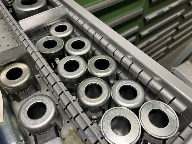 Grote partij hydraulische ventielen en manifoldblokken - afbeelding 75 van  153
