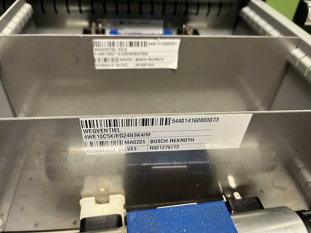 Grote partij hydraulische ventielen en manifoldblokken - afbeelding 84 van  153