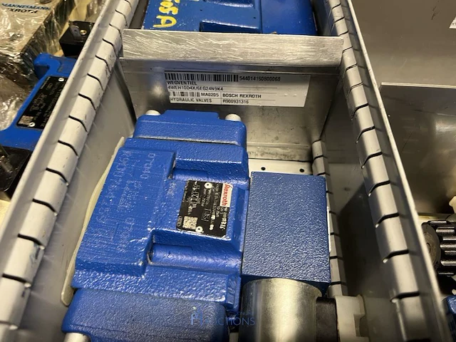 Grote partij hydraulische ventielen en manifoldblokken - afbeelding 90 van  153