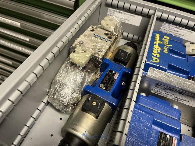 Grote partij hydraulische ventielen en manifoldblokken - afbeelding 92 van  153