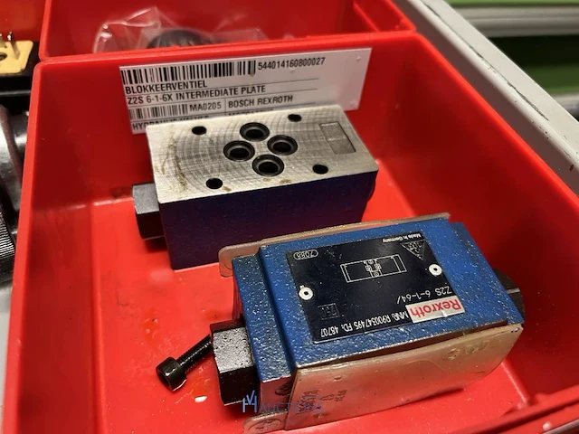 Grote partij hydraulische ventielen en manifoldblokken - afbeelding 98 van  153