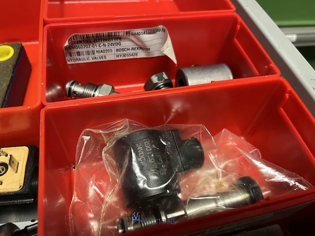 Grote partij hydraulische ventielen en manifoldblokken - afbeelding 100 van  153