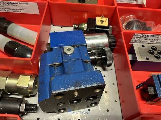 Grote partij hydraulische ventielen en manifoldblokken - afbeelding 104 van  153