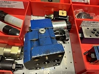 Grote partij hydraulische ventielen en manifoldblokken - afbeelding 104 van  153