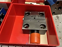 Grote partij hydraulische ventielen en manifoldblokken - afbeelding 105 van  153