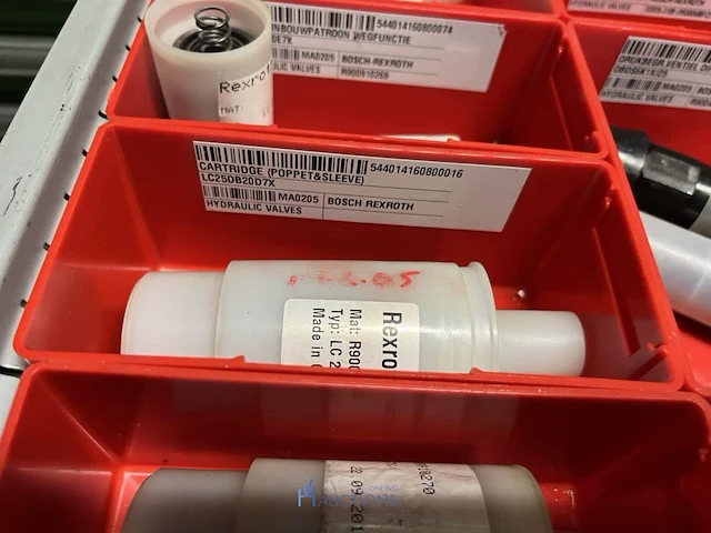Grote partij hydraulische ventielen en manifoldblokken - afbeelding 114 van  153