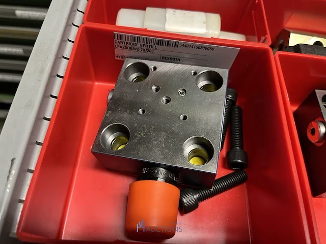 Grote partij hydraulische ventielen en manifoldblokken - afbeelding 116 van  153