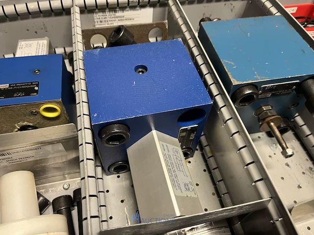 Grote partij hydraulische ventielen en manifoldblokken - afbeelding 119 van  153
