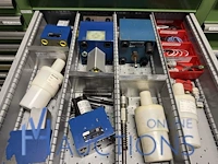 Grote partij hydraulische ventielen en manifoldblokken - afbeelding 110 van  153