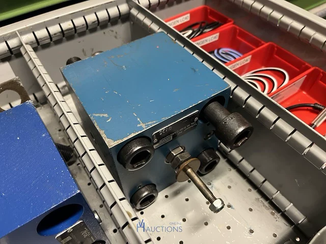 Grote partij hydraulische ventielen en manifoldblokken - afbeelding 123 van  153