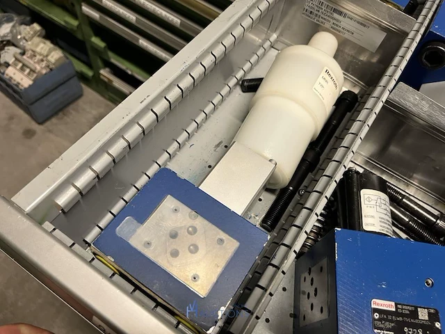Grote partij hydraulische ventielen en manifoldblokken - afbeelding 130 van  153