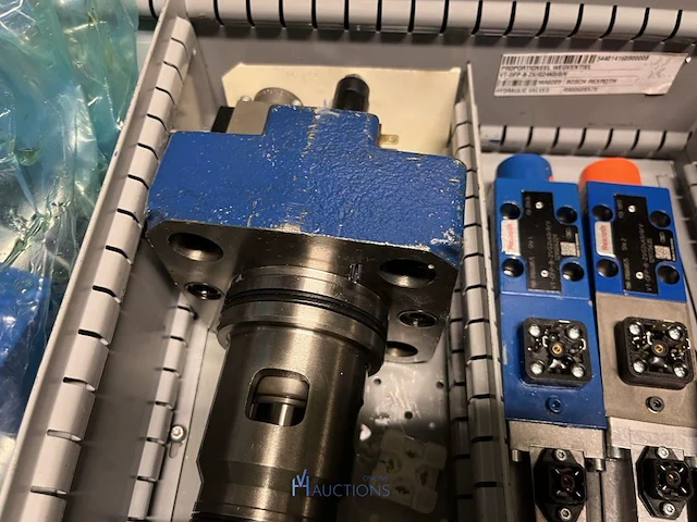 Grote partij hydraulische ventielen en manifoldblokken - afbeelding 135 van  153