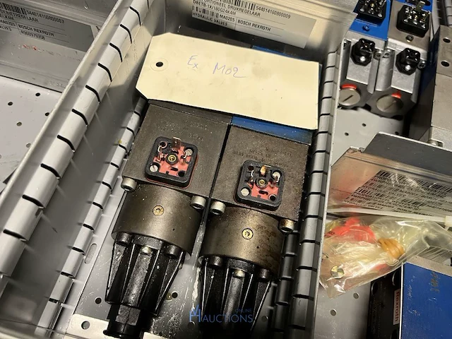 Grote partij hydraulische ventielen en manifoldblokken - afbeelding 142 van  153
