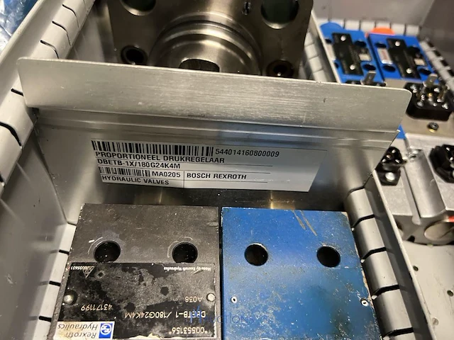 Grote partij hydraulische ventielen en manifoldblokken - afbeelding 145 van  153