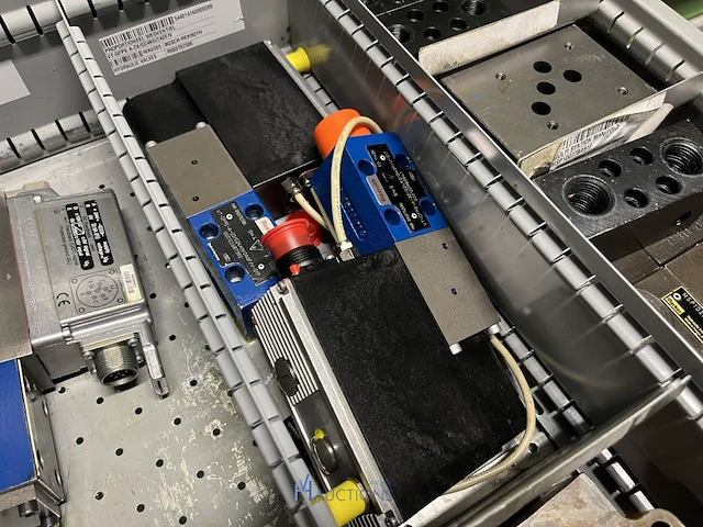 Grote partij hydraulische ventielen en manifoldblokken - afbeelding 151 van  153