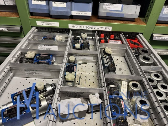 Grote partij hydraulische ventielen en manifoldblokken - afbeelding 143 van  153