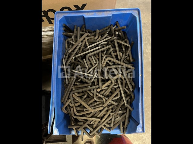 Grote partij inbussleutels in bak - afbeelding 1 van  2