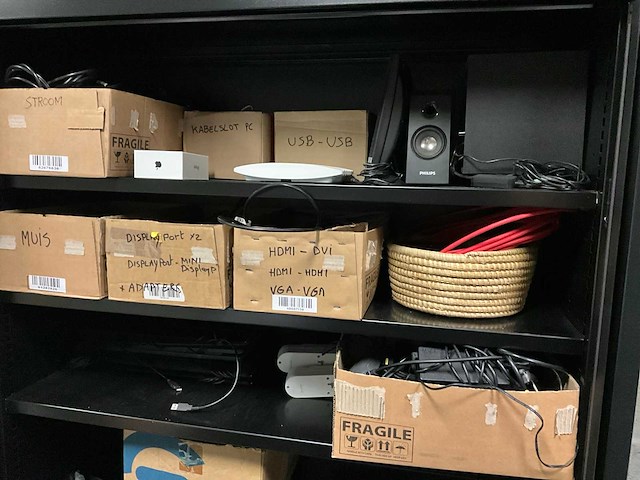 Grote partij it kabels en accessoires (eerste verdiep) - afbeelding 2 van  5