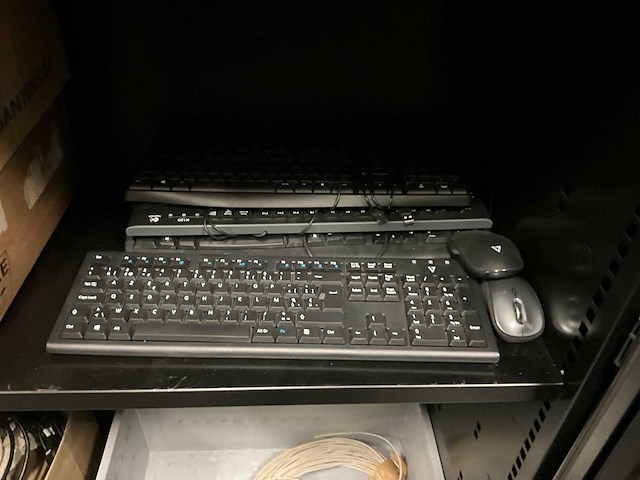 Grote partij it kabels en accessoires (eerste verdiep) - afbeelding 3 van  5