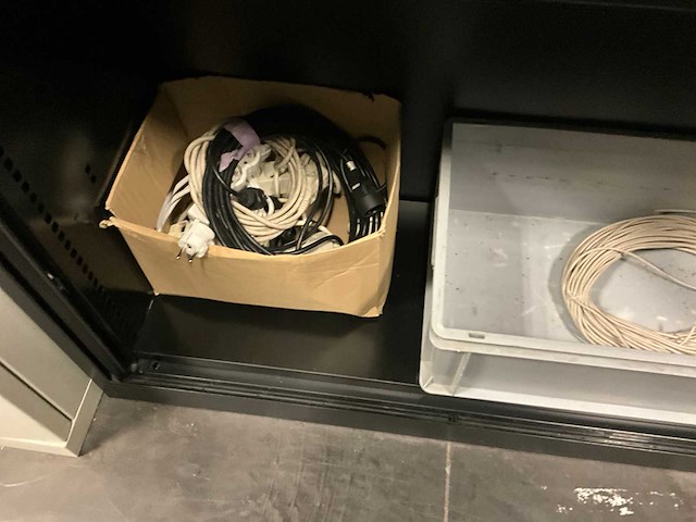 Grote partij it kabels en accessoires (eerste verdiep) - afbeelding 4 van  5