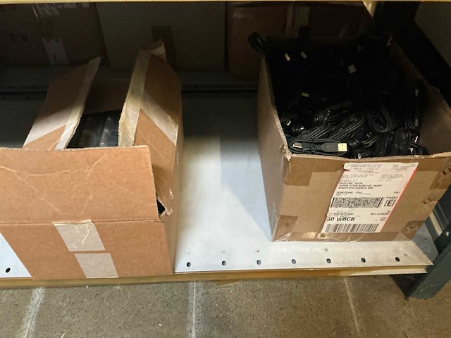 Grote partij kabels, adapters, stekkers, behuizingsonderdelen - afbeelding 2 van  43