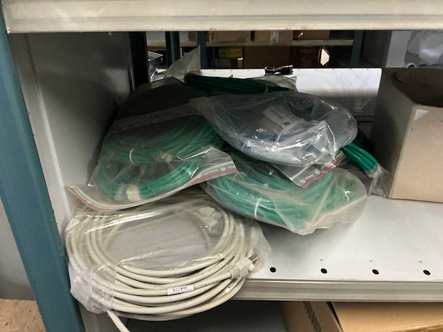 Grote partij kabels, adapters, stekkers, behuizingsonderdelen - afbeelding 9 van  43