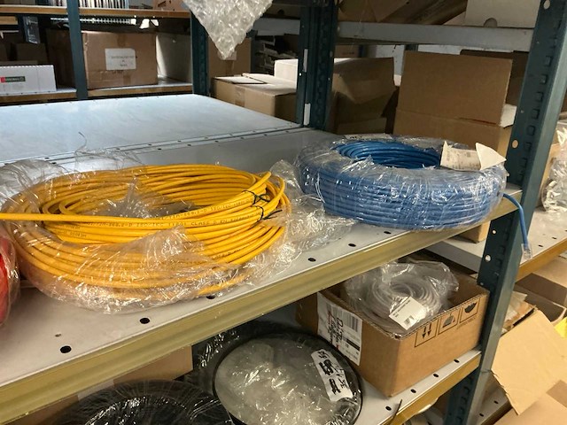 Grote partij kabels, adapters, stekkers, behuizingsonderdelen - afbeelding 13 van  43