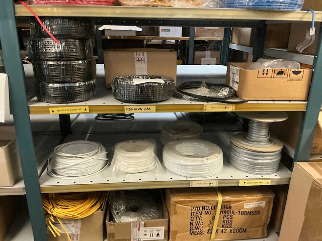 Grote partij kabels, adapters, stekkers, behuizingsonderdelen - afbeelding 14 van  43