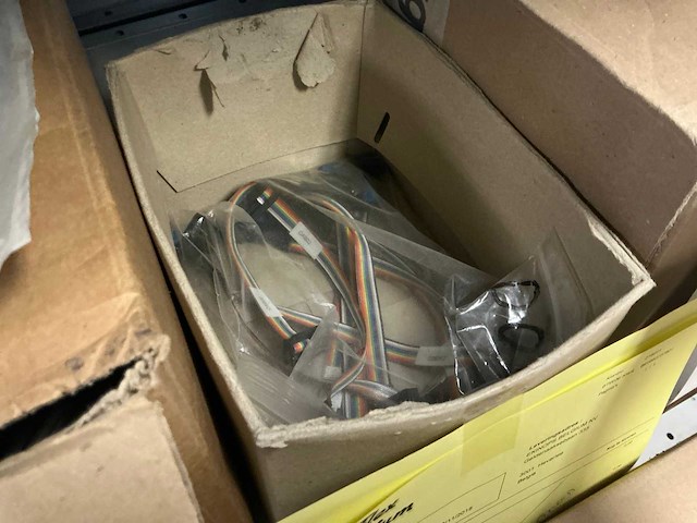 Grote partij kabels, adapters, stekkers, behuizingsonderdelen - afbeelding 17 van  43