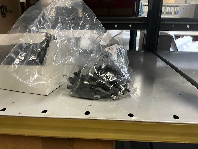 Grote partij kabels, adapters, stekkers, behuizingsonderdelen - afbeelding 25 van  43