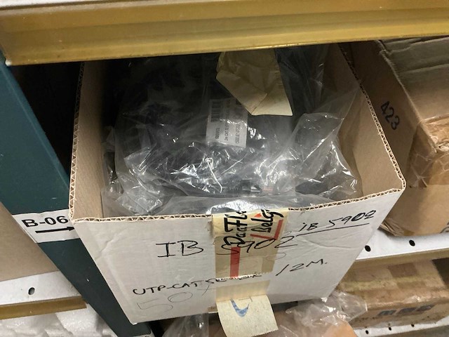 Grote partij kabels, adapters, stekkers, behuizingsonderdelen - afbeelding 29 van  43