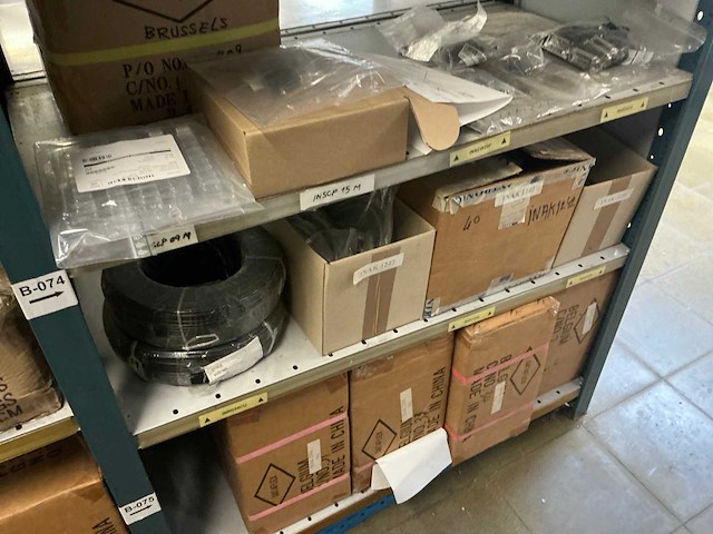 Grote partij kabels, adapters, stekkers, behuizingsonderdelen - afbeelding 32 van  43