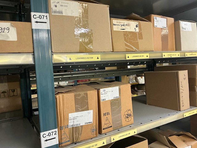 Grote partij kabels, adapters, stekkers, behuizingsonderdelen - afbeelding 37 van  43