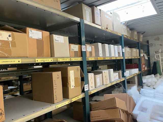 Grote partij kabels, adapters, stekkers, behuizingsonderdelen - afbeelding 38 van  43