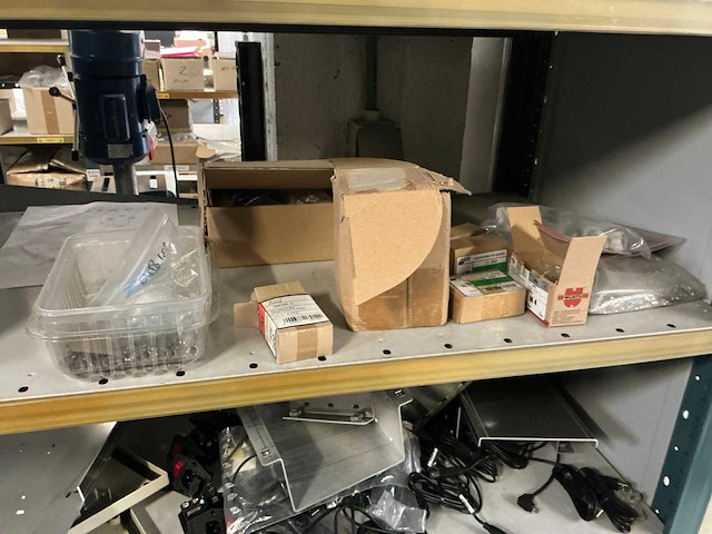 Grote partij kabels, adapters, stekkers, behuizingsonderdelen - afbeelding 39 van  43