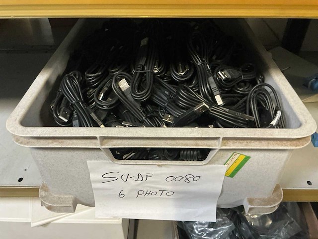Grote partij kabels, adapters, stekkers, behuizingsonderdelen - afbeelding 43 van  43