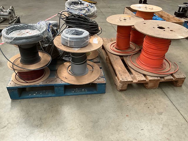 Grote partij kabels op haspels - afbeelding 1 van  3