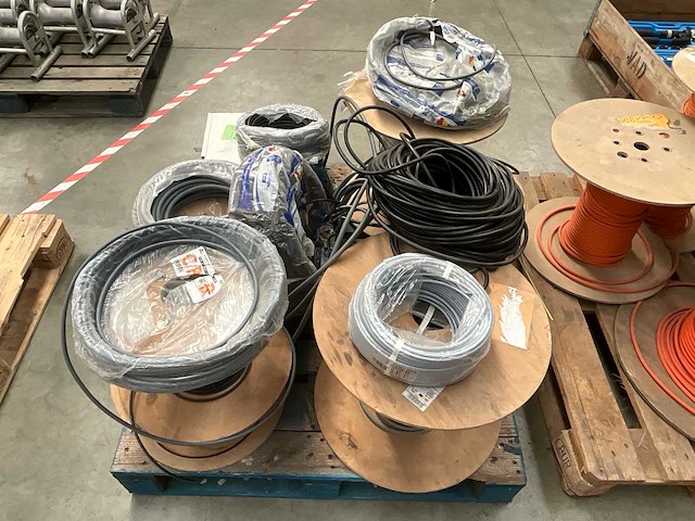 Grote partij kabels op haspels - afbeelding 2 van  3