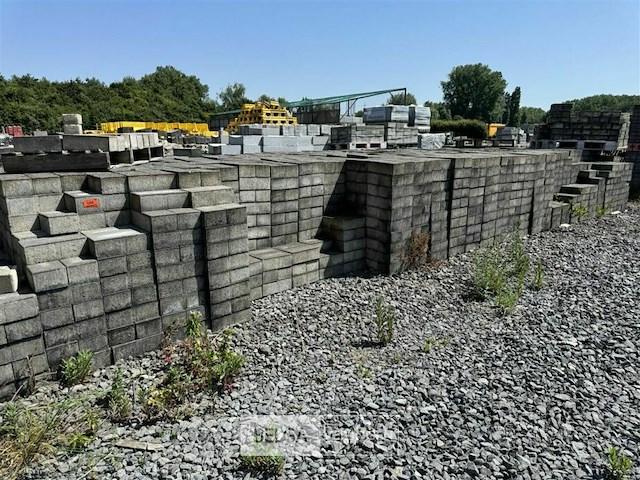 Grote partij klinkers ± 5000 stuks afm: ± 29,5 x9,5x14,5cm - afbeelding 1 van  15