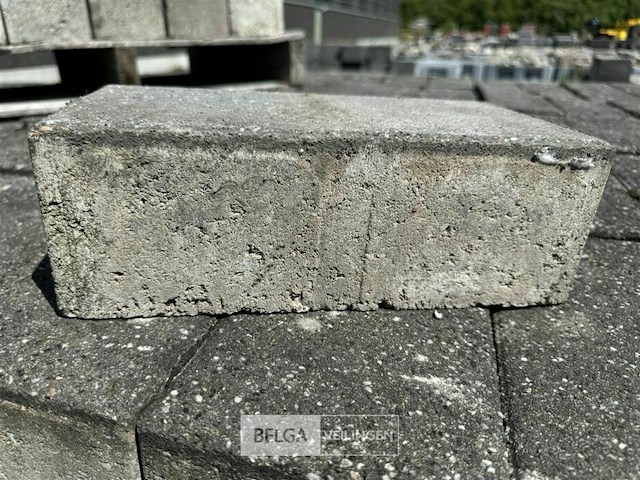 Grote partij klinkers ± 5000 stuks afm: ± 29,5 x9,5x14,5cm - afbeelding 15 van  15