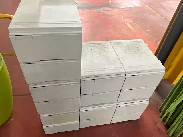 Grote partij kunststof brievenbakjes/documentbakjes, diverse kleuren - afbeelding 1 van  3