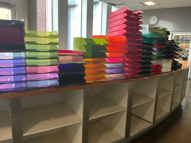 Grote partij kunststof stapelbare dossierbakjes - afbeelding 3 van  4