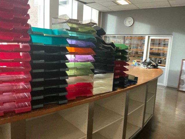 Grote partij kunststof stapelbare dossierbakjes - afbeelding 4 van  4