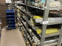 Grote partij machineonderdelen en technische voorraad