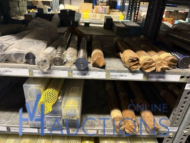Grote partij machineonderdelen en technische voorraad - afbeelding 24 van  66