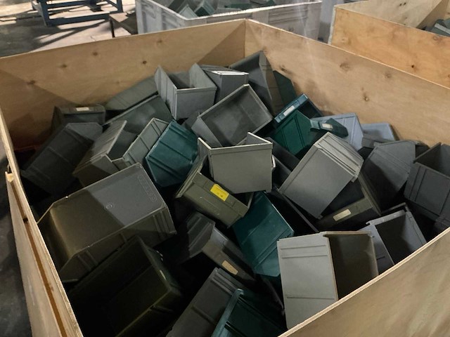 Grote partij magazijnbakken - afbeelding 1 van  3