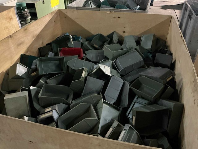 Grote partij magazijnbakken - afbeelding 1 van  3