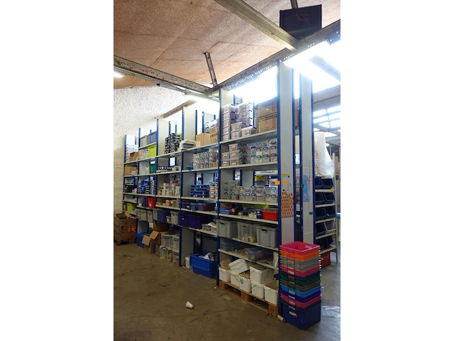 Grote partij magazijnrekken - afbeelding 1 van  14