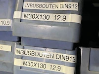 Grote partij metrische en zelftappende schroeven - afbeelding 107 van  202