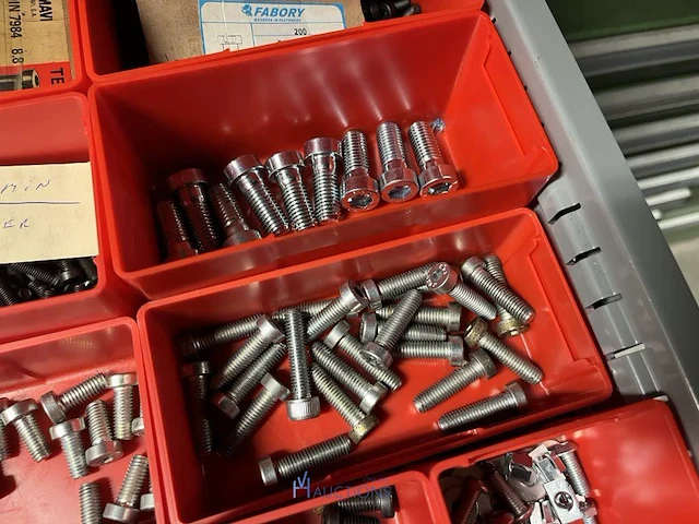 Grote partij metrische en zelftappende schroeven - afbeelding 135 van  202